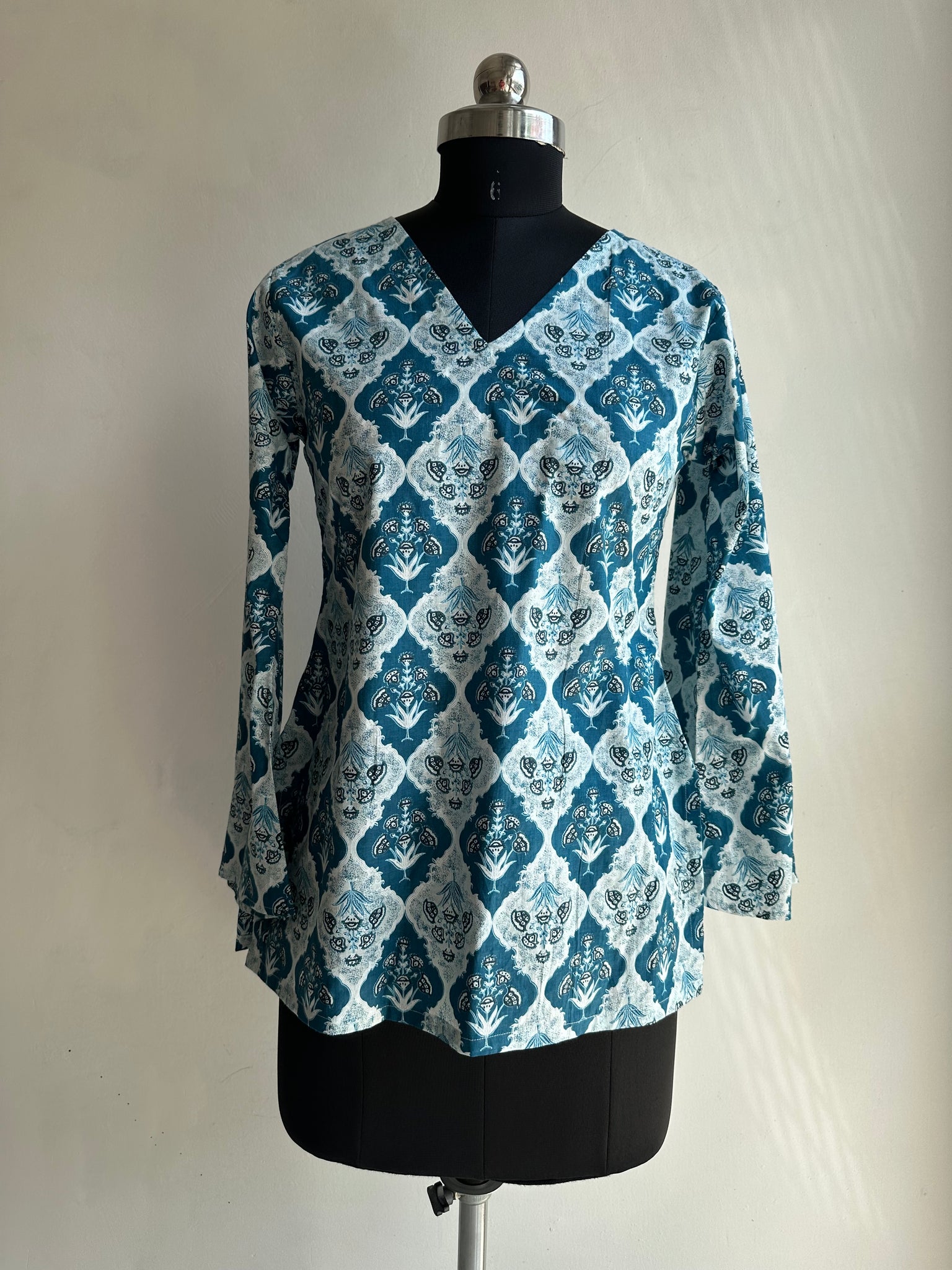 Flared sleeves tunic